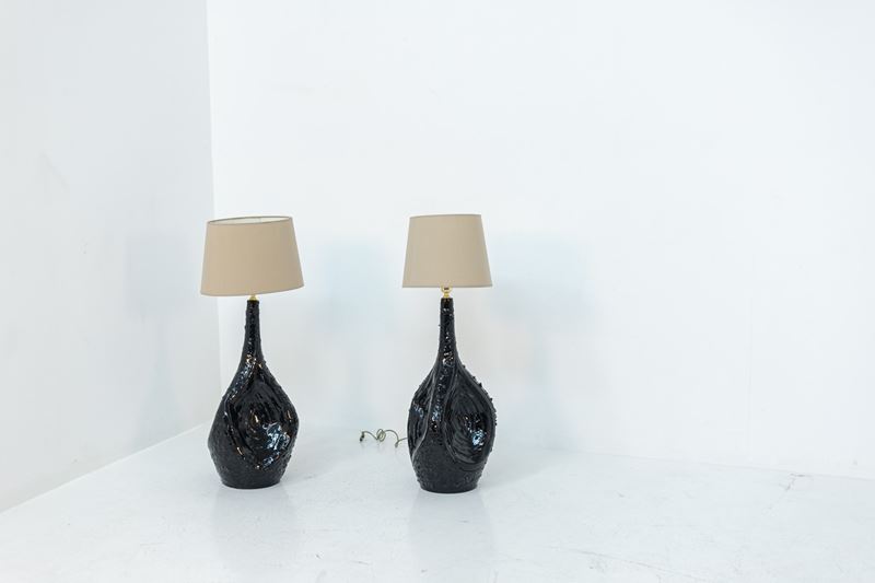 Coppia di lampade da tavolo in pietra lavica e ottone