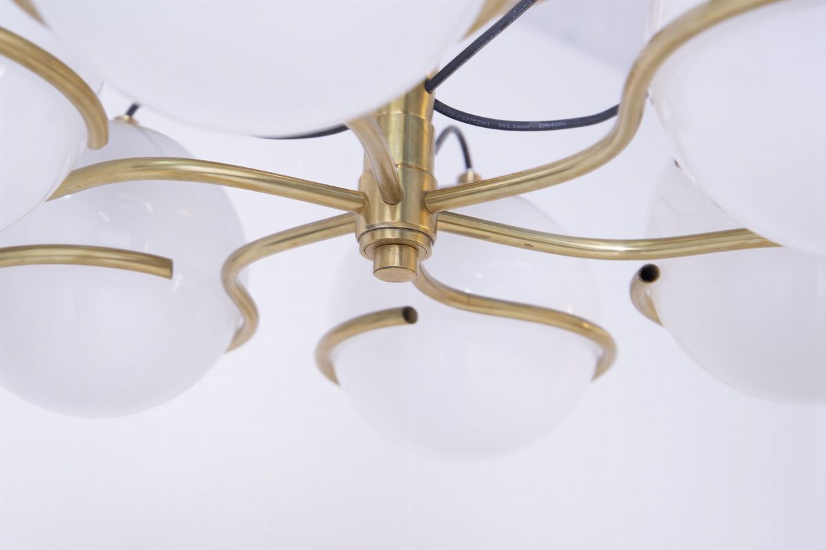 Lampadario in Ottone e Vetro Opalino in Stile