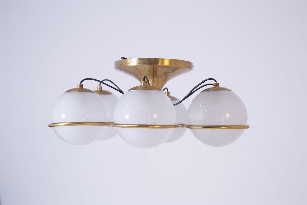 Lampadario in Ottone e Vetro Opalino in Stile
