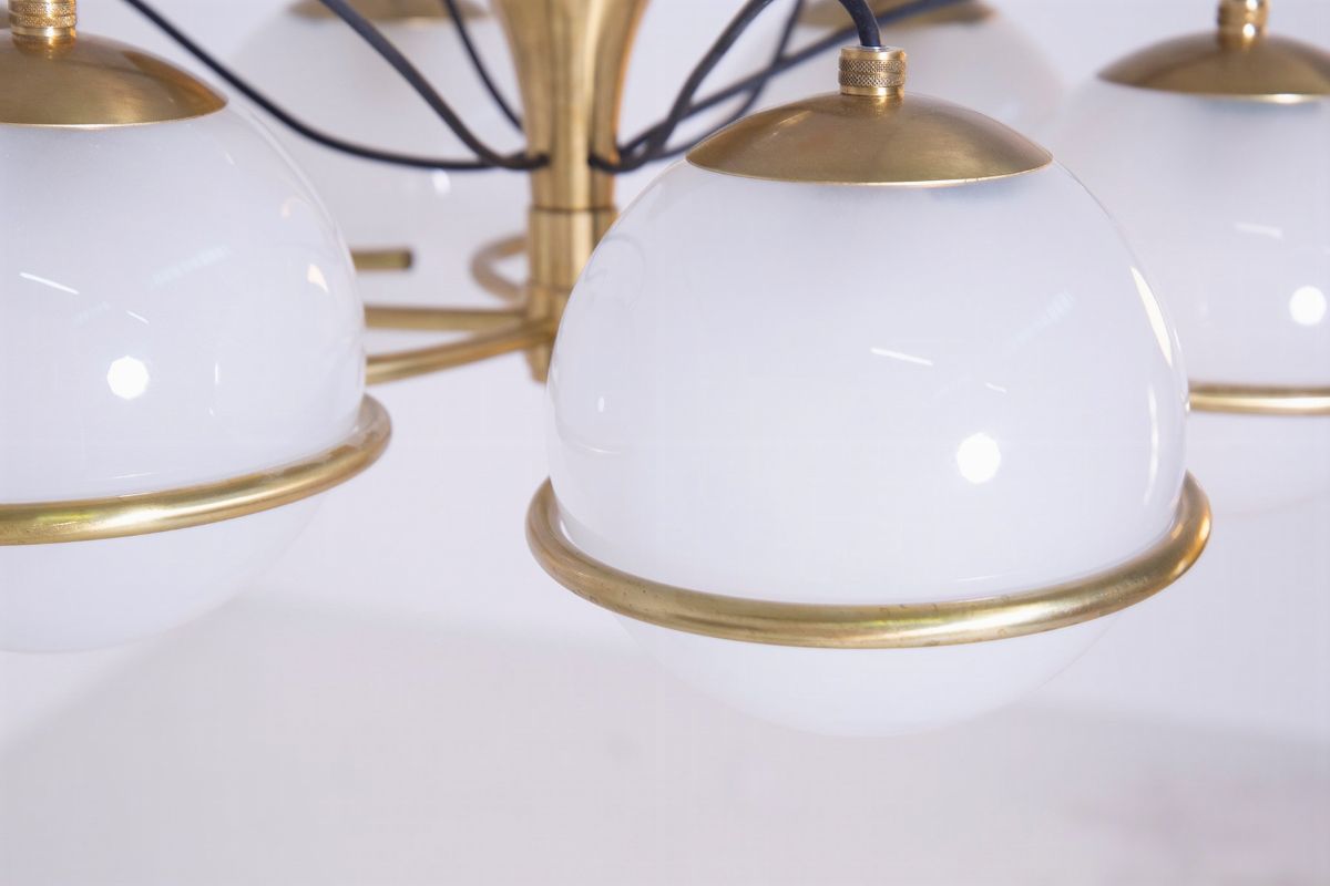 Lampadario in Ottone e Vetro Opalino in Stile