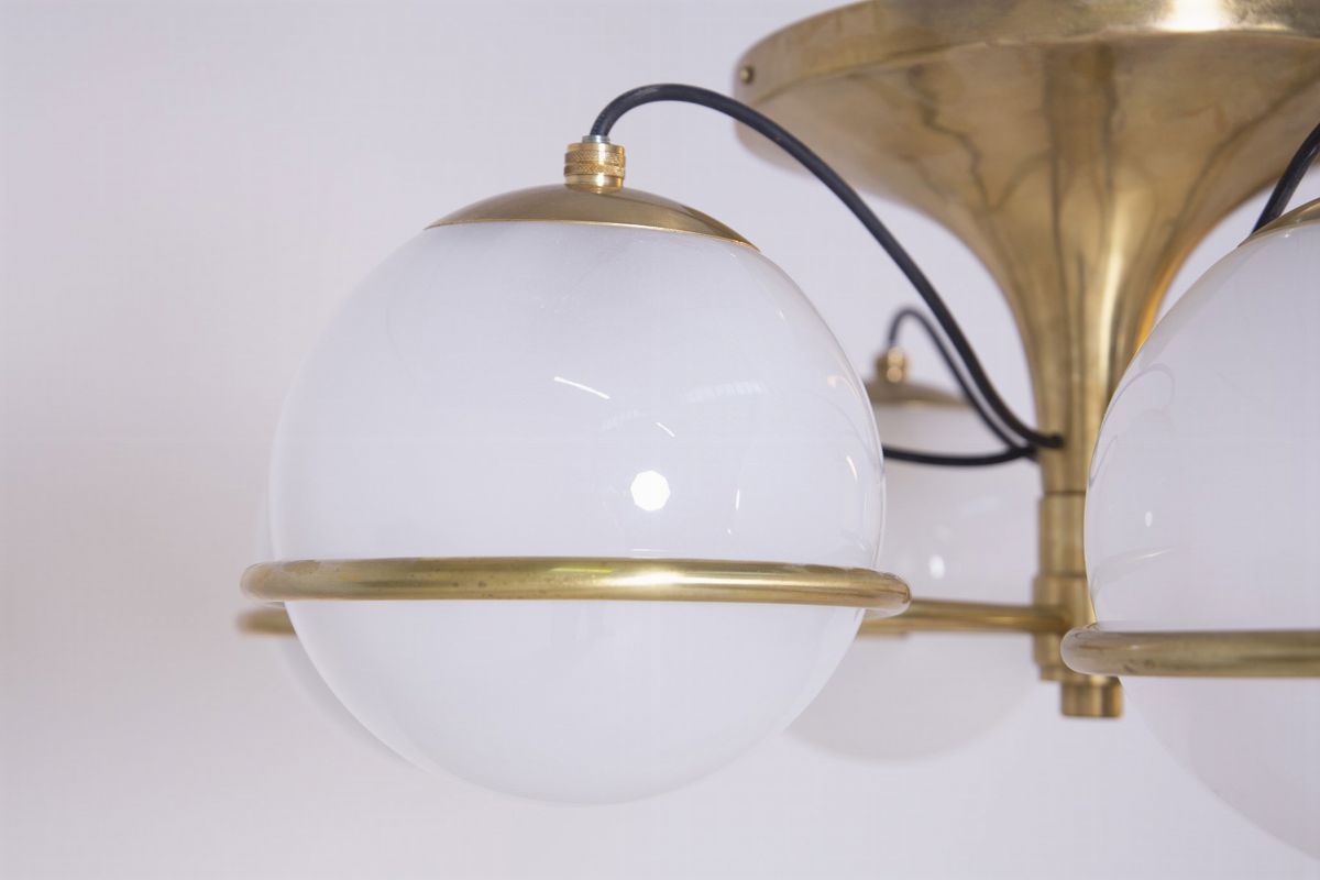 Lampadario in Ottone e Vetro Opalino in Stile