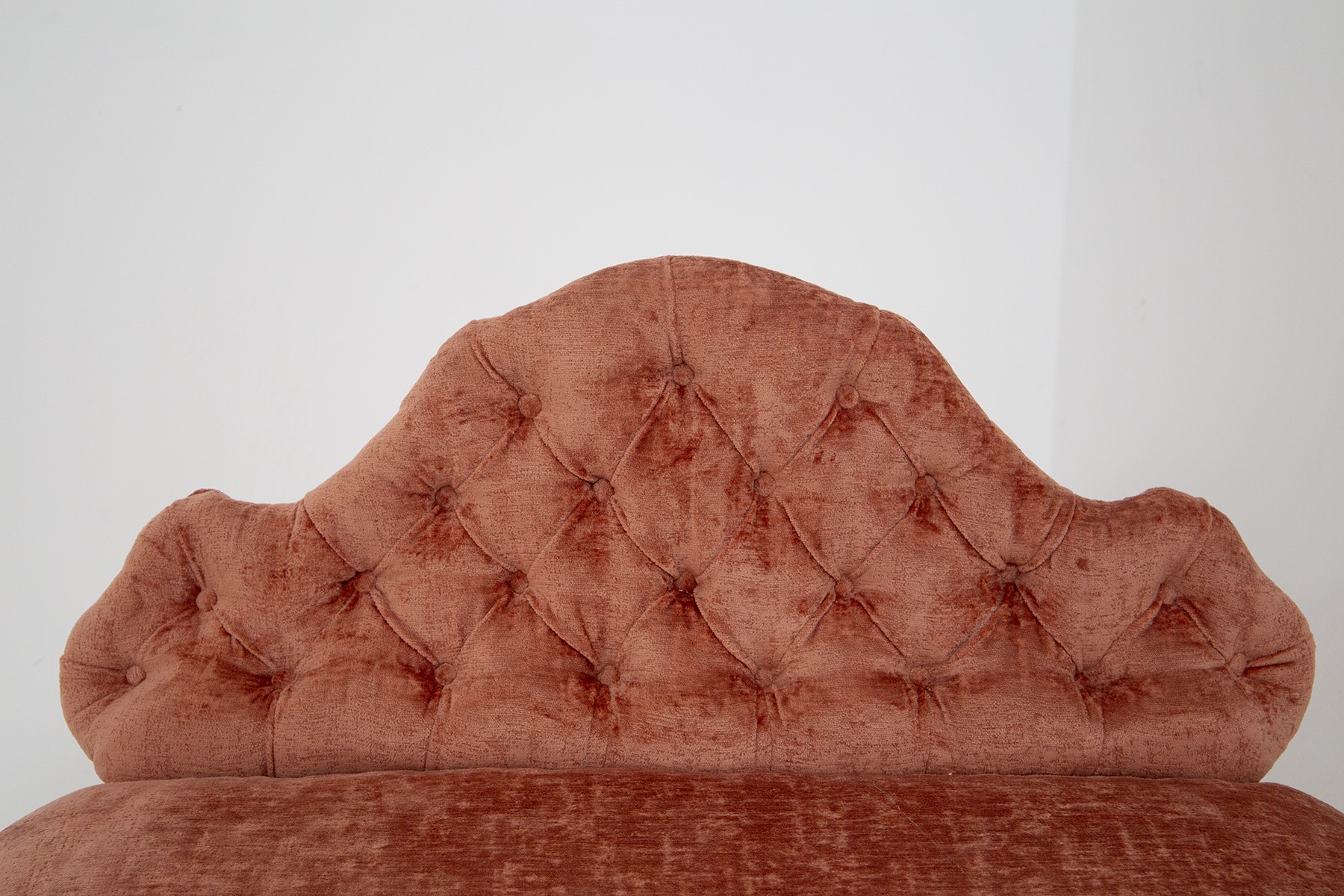 Italian Damask Fabric Capitonnè Sofa