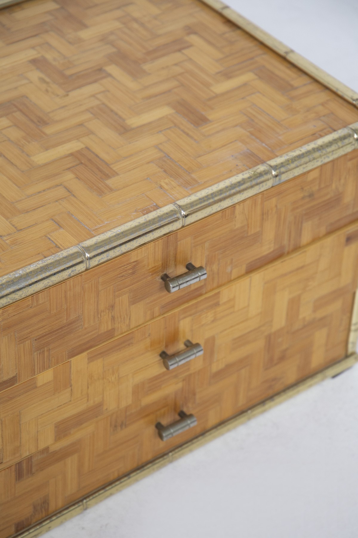 Piccolo comò italiano vintage in rattan e ottone