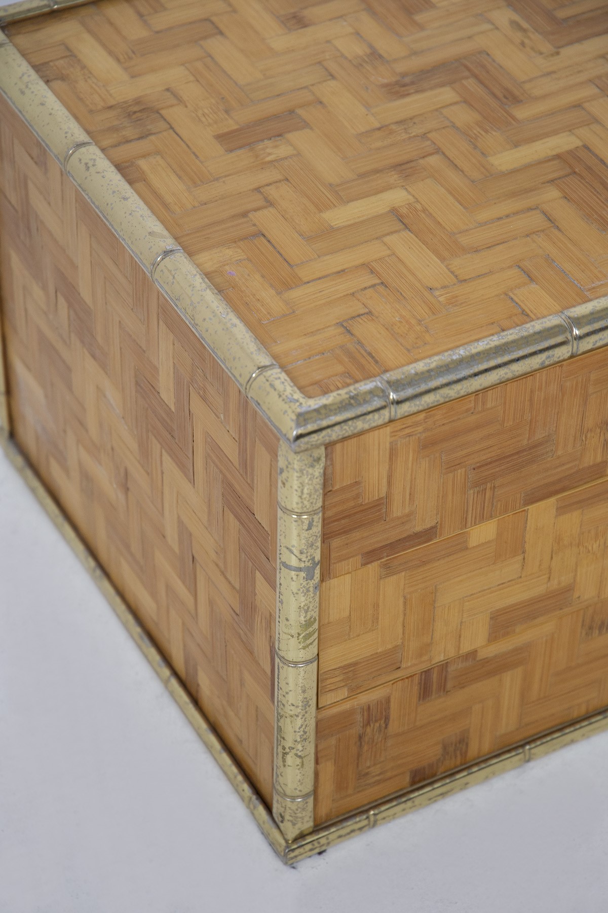 Piccolo comò italiano vintage in rattan e ottone