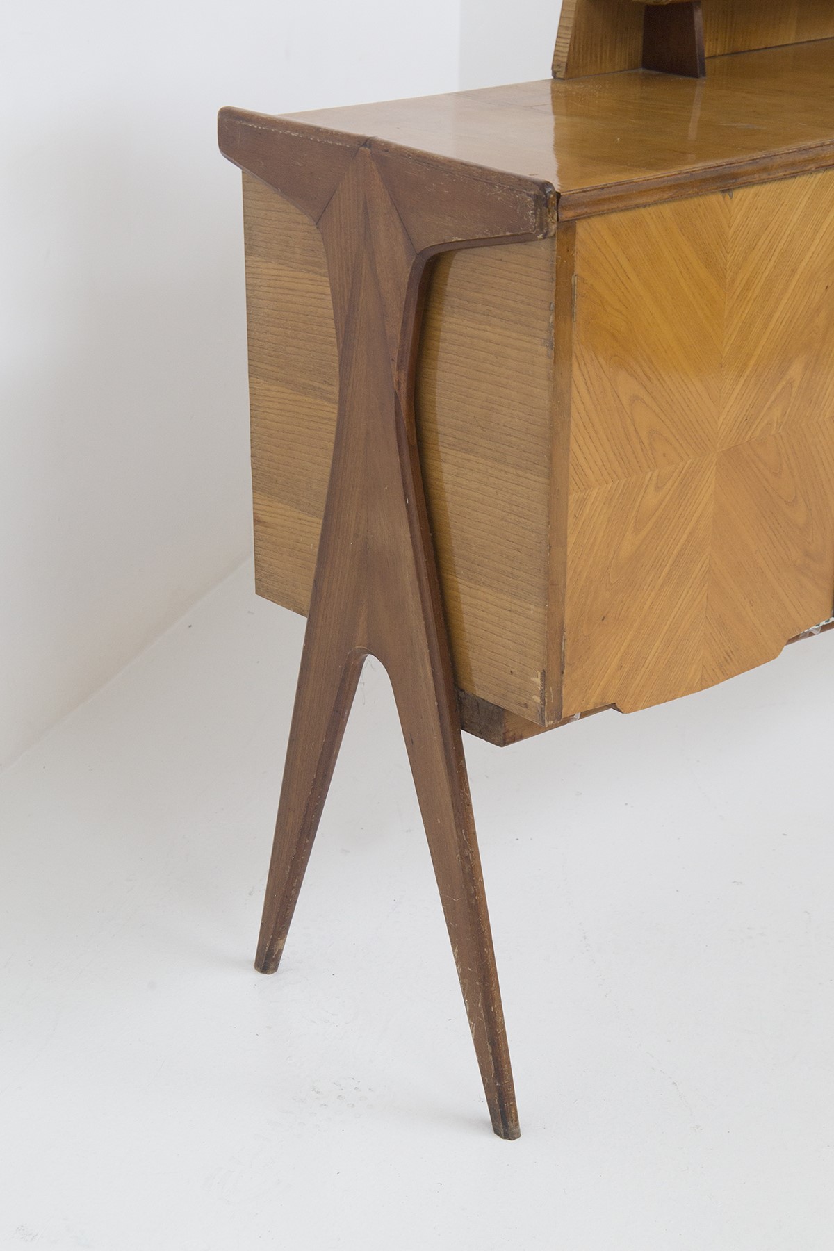 Credenza bar vintage in legno e vetro figurativo