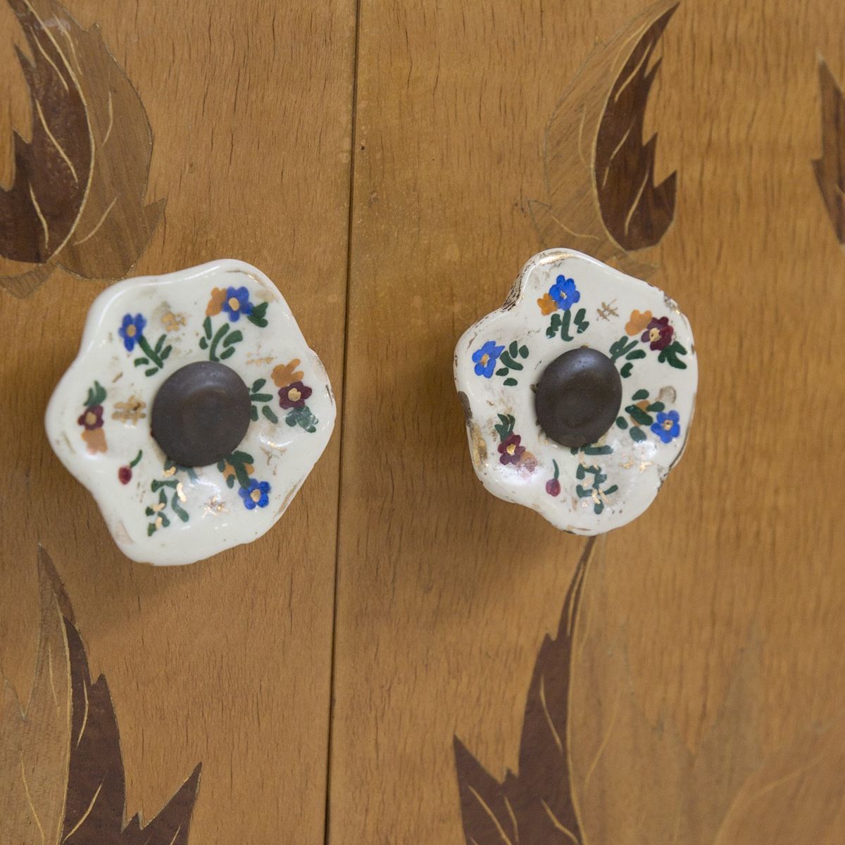 Credenza Vintage in Legno e Ceramica