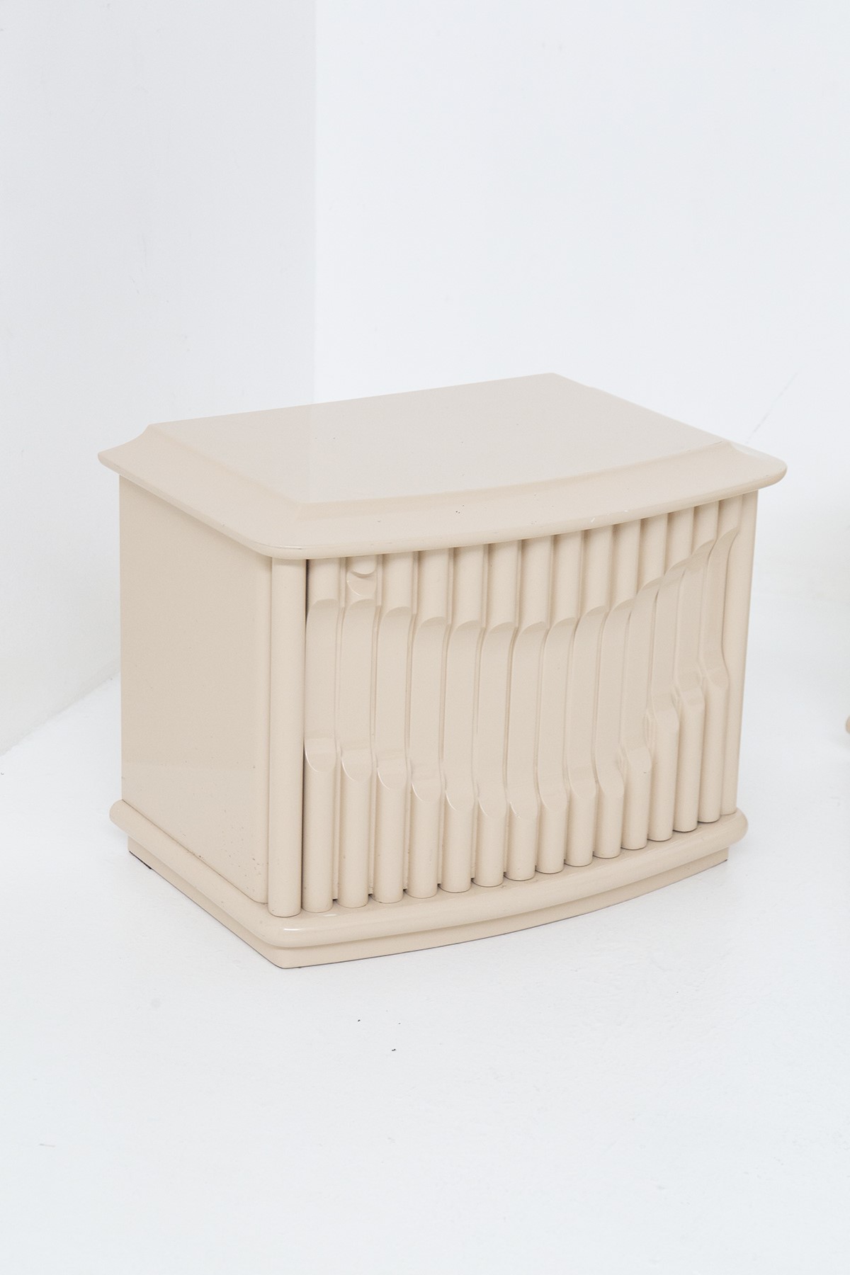 Coppia di Comodini, firmati