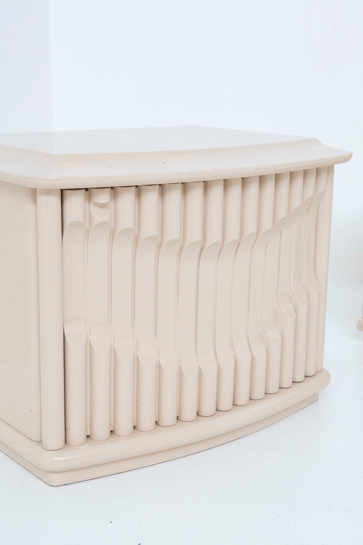 Coppia di Comodini, firmati