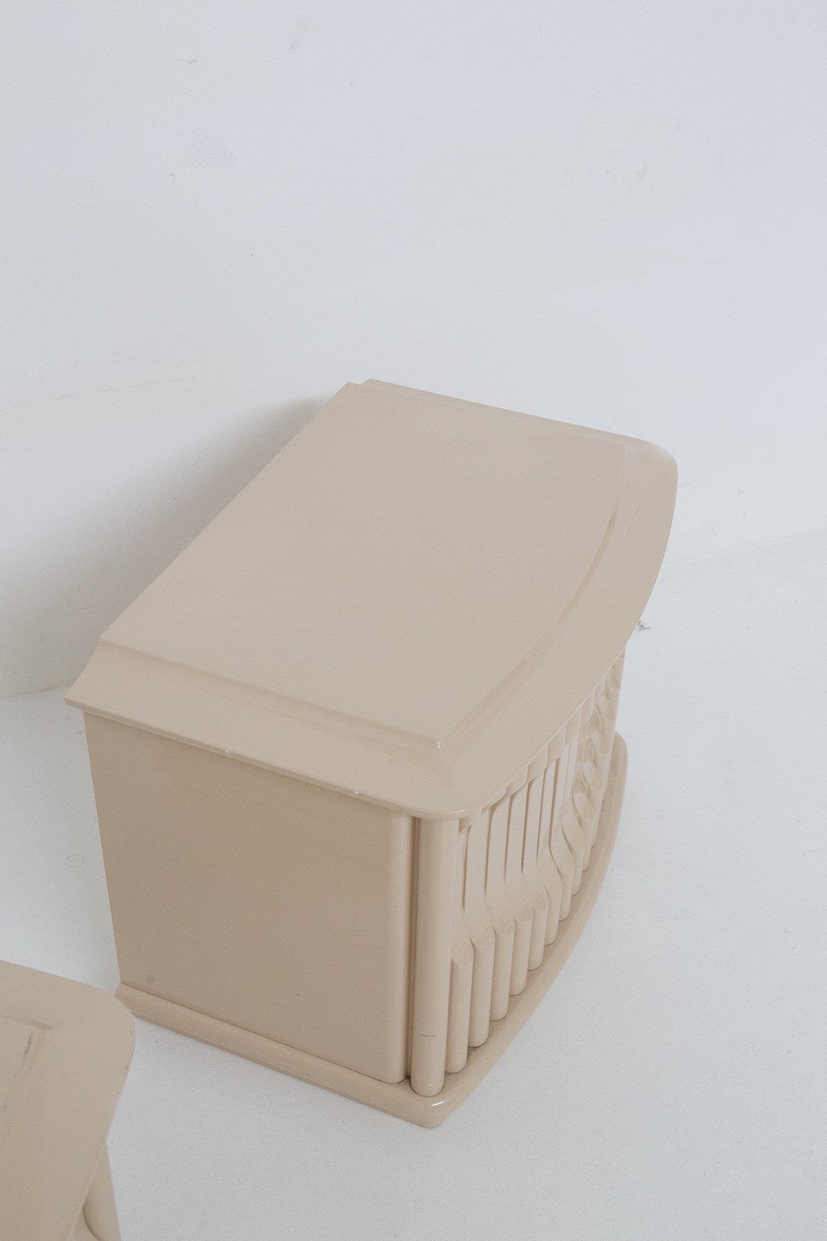 Coppia di Comodini, firmati