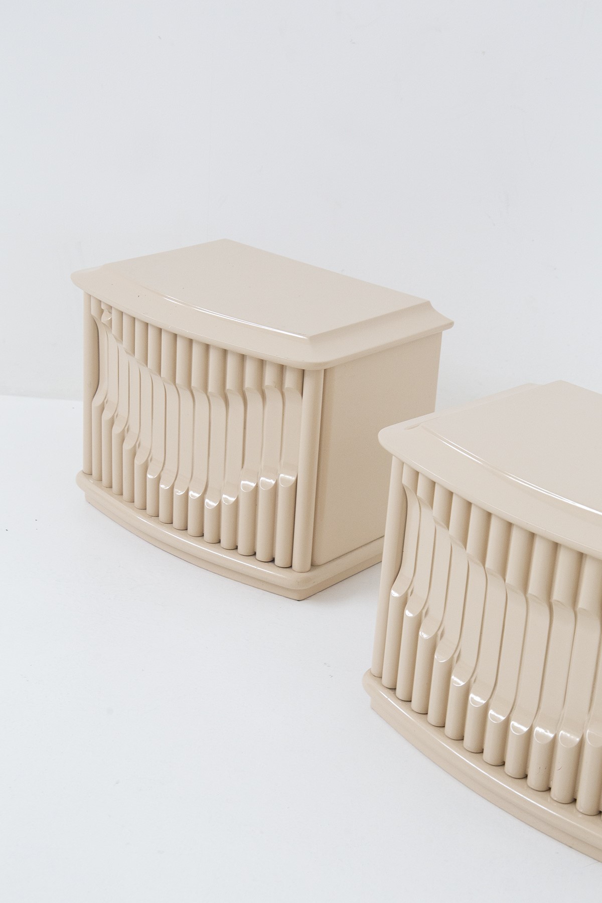 Coppia di Comodini, firmati