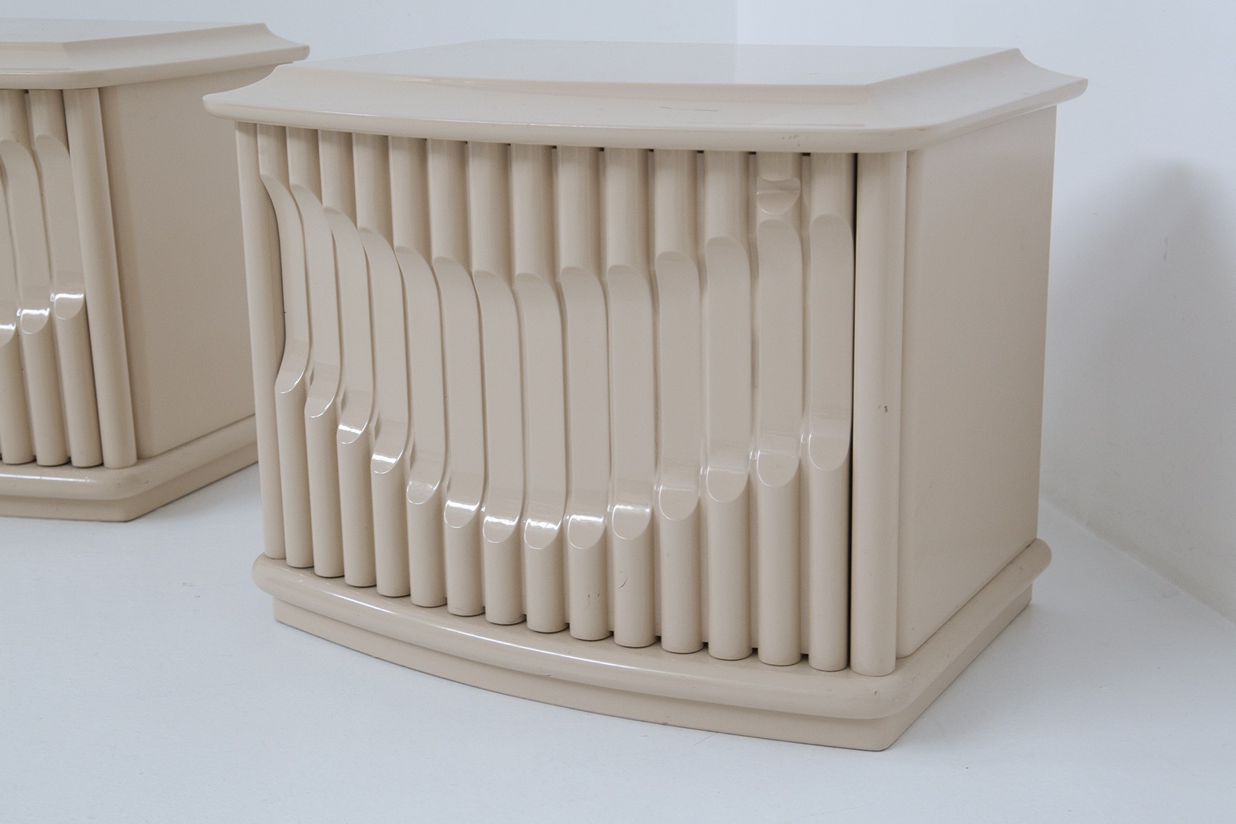 Coppia di Comodini, firmati