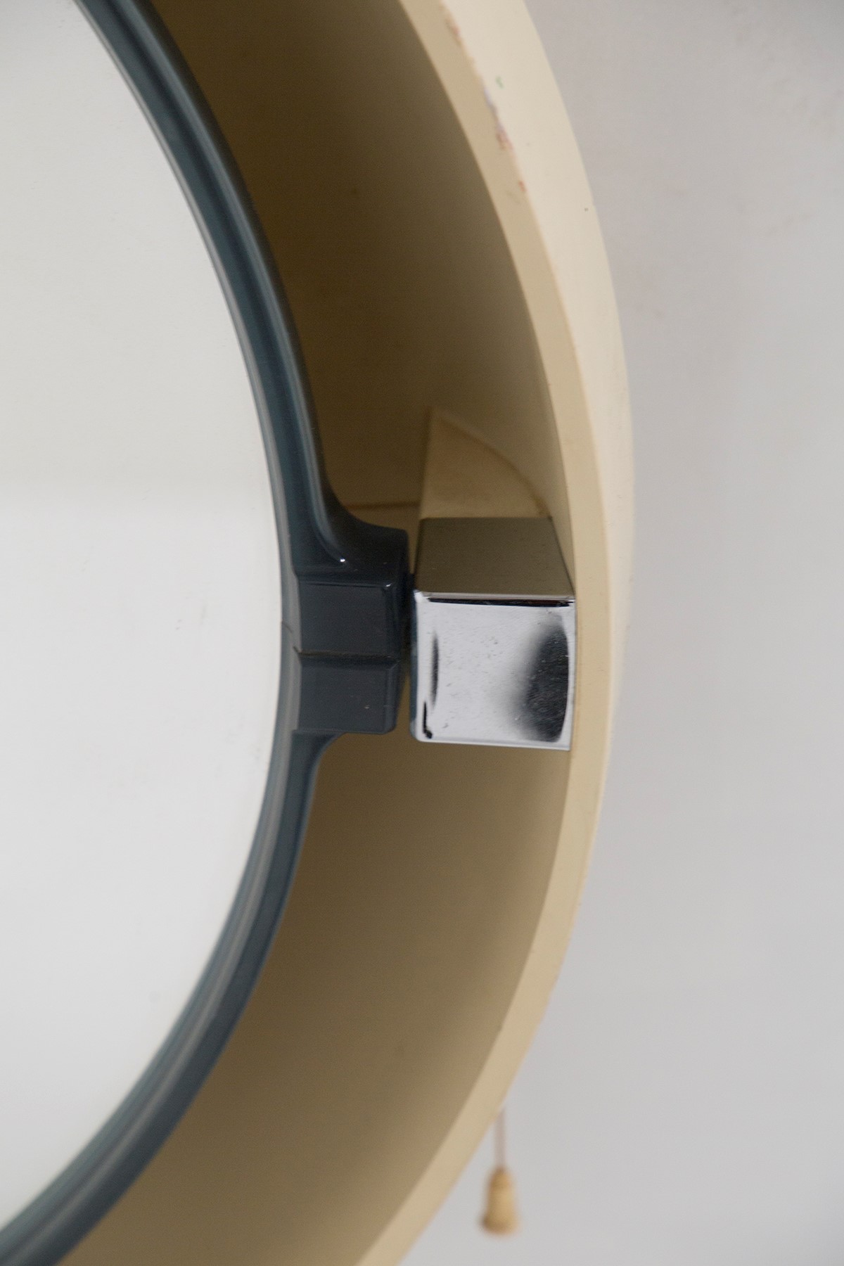 Allibert - Specchio da parete illuminato rotondo, specchio in plastica bianca e metallo